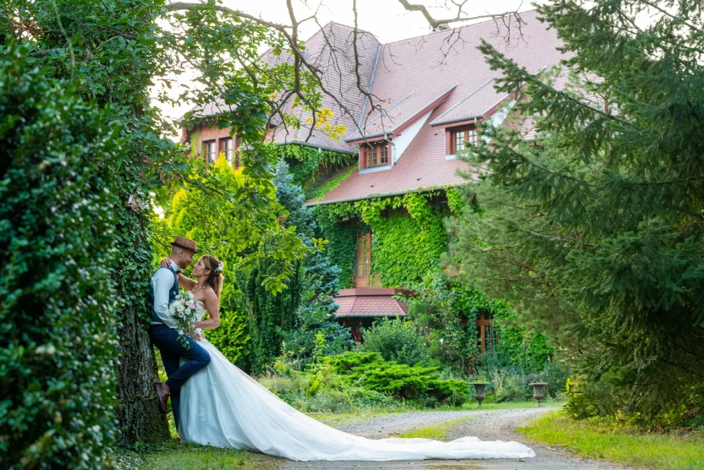 Dans l'objectif captivant de Sauvage Raphael, chaque mariage à Urmatt, Obernai, Dorlisheim et Schirmeck devient une aventure visuelle exceptionnelle. Chaque cliché capture l'essence unique de ces lieux emblématiques, révélant l'éclat de l'amour et la beauté de chaque instant. En tant que photographe de mariage professionnel, Sauvage Raphael crée des images haute résolution qui témoignent de la diversité et de la richesse des mariages en Alsace. Découvrez l'intensité émotionnelle, les sourires radieux et les détails enchanteurs de ces mariages, capturés avec une sensibilité artistique distinctive par Sauvage Raphael."