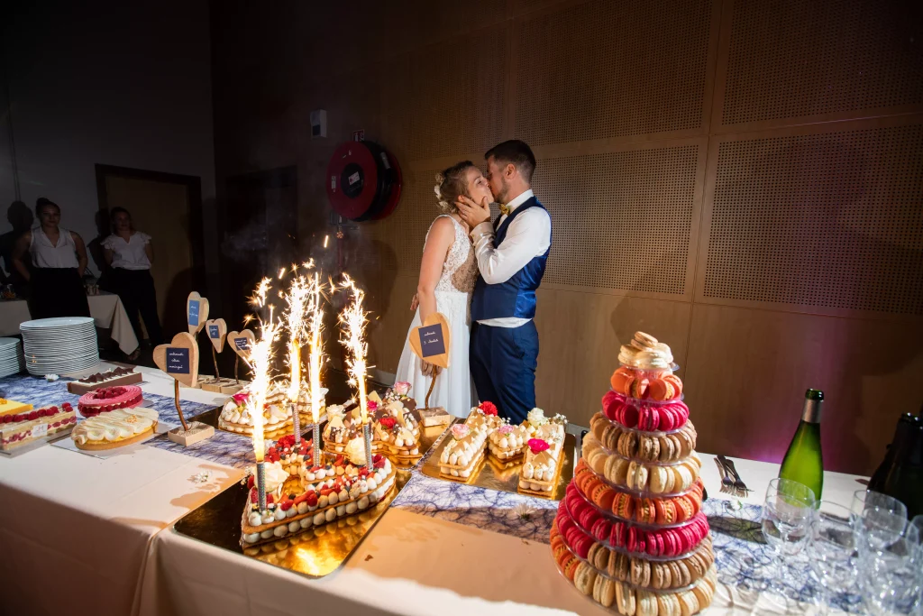 Découpe du gâteau de mariage