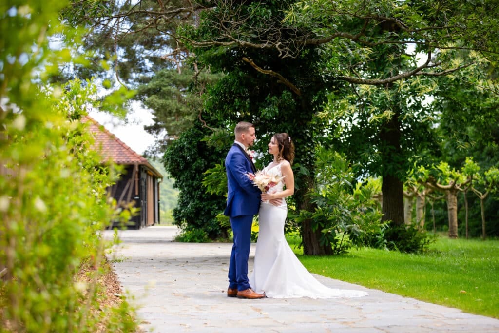couple se faisant photogrpahier en habille de mariés.