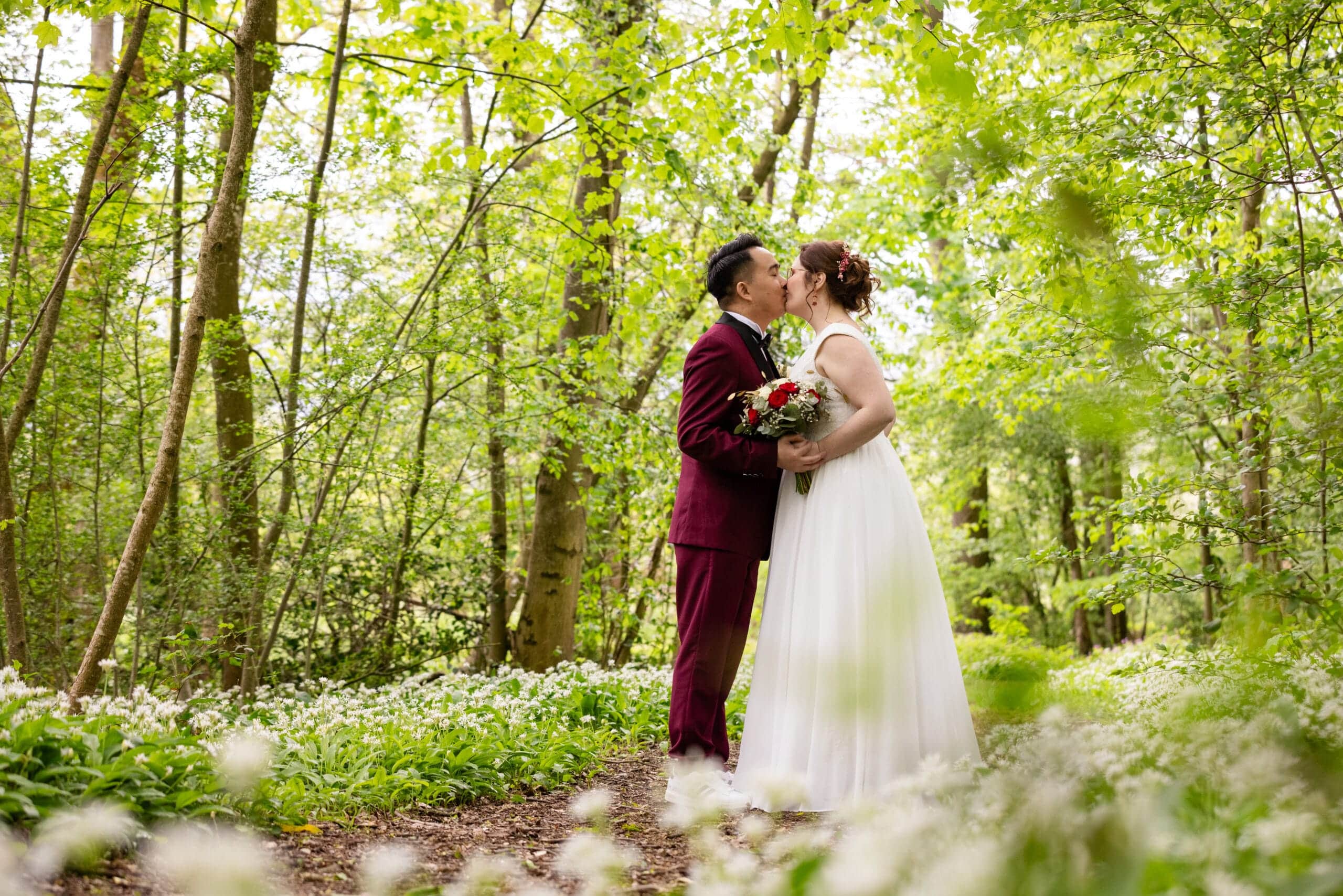 Jeune couple partageant leur expérience avec leur photographe de mariage Jeunes mariés heureux découvrant leurs photos de mariage – avis client
