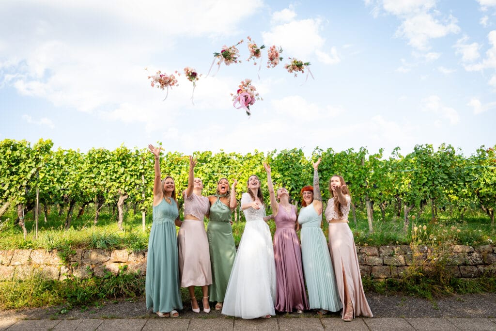 Photo avec les invités et témoins de mariage - préparatifs de mariage