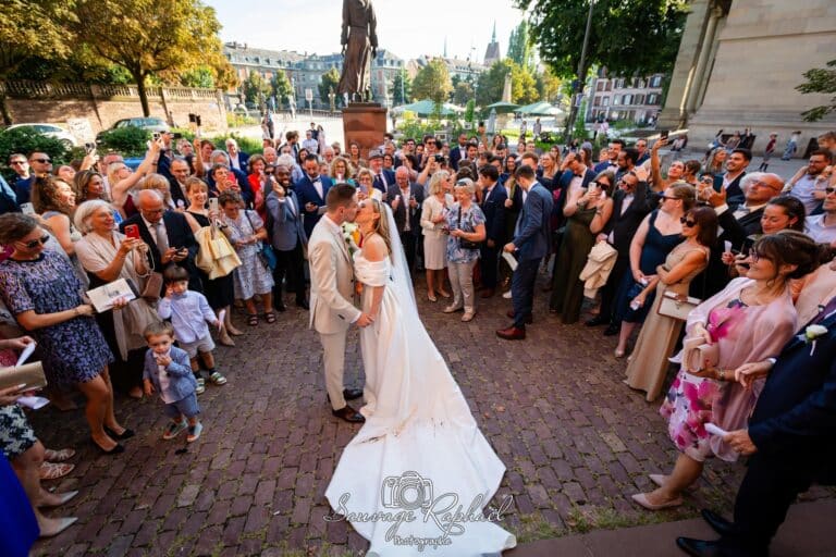 Photographe mariage strasbourg - église saint pierre le jeune sortie d'eglise